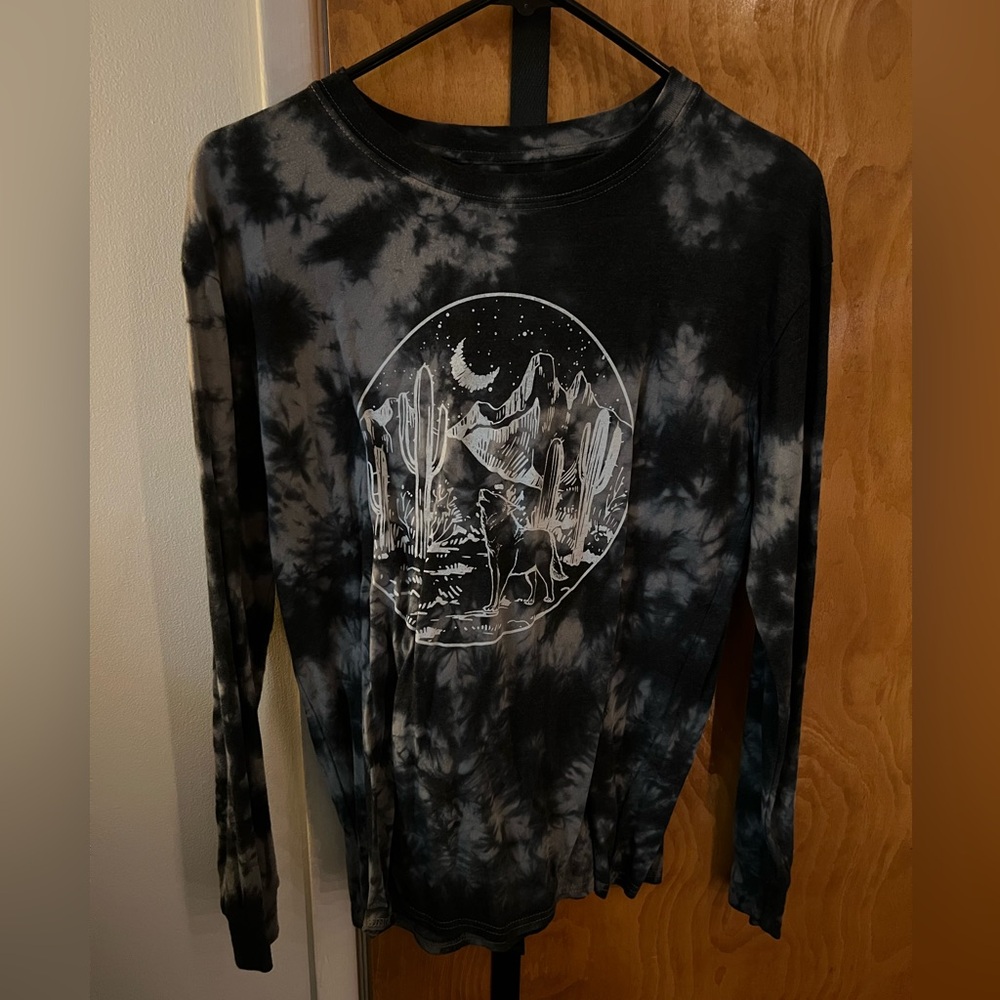 Fifth Sun Black & Gray Tie-Dye Long Sleeve Tee with Desert Wolf Graphic